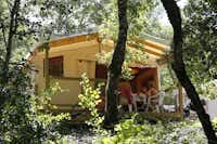 Camping La Genèse - Mobilheim auf dem Campingplatz im Schatten der Bäume 