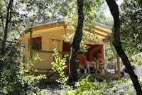 Camping La Genèse - Mobilheim auf dem Campingplatz im Schatten der Bäume 