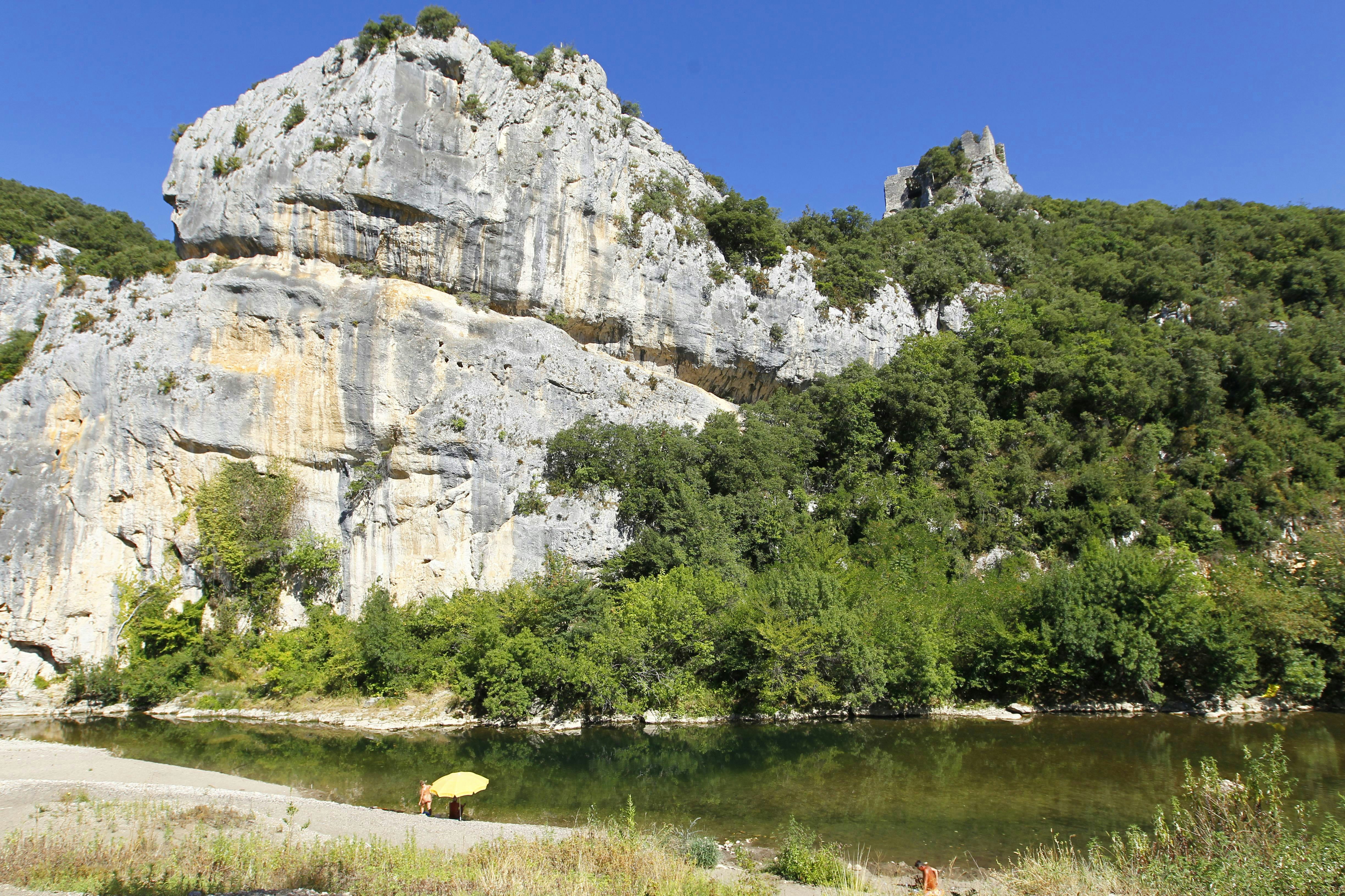 Camping La Genèse - das Ufer der Cèze in der Nähe des Campingplatzes