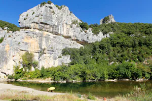 Camping La Genèse - das Ufer der Cèze in der Nähe des Campingplatzes