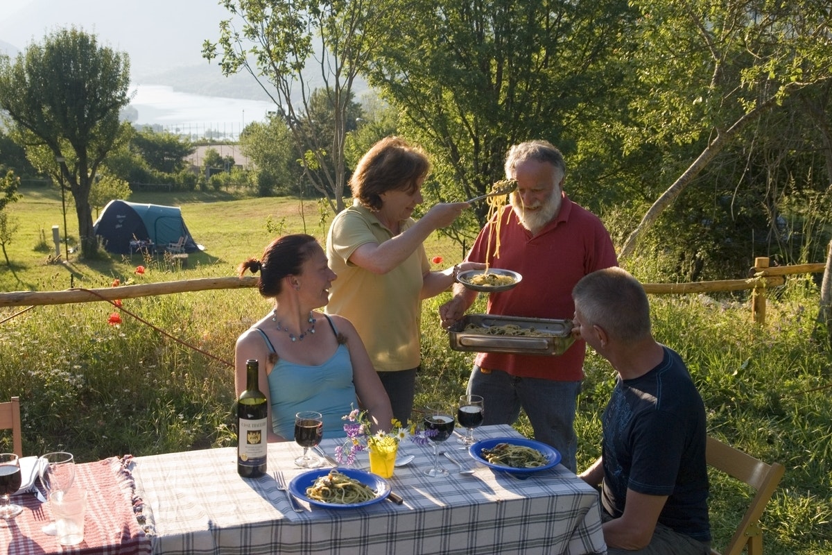 Camping La Genziana - Gäste beim gemeinsamen Essen im Freien