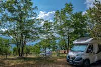 Camping La Genziana - Wohnmobil- und  Wohnwagenstellplätze im Schatten der Bäume