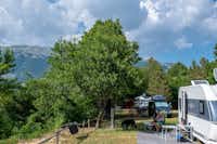 Camping La Genziana - Wohnmobil- und  Wohnwagenstellplätze mit Blick auf die Berge