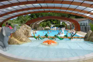 Der Außenpool des Camping La Grainetière und Kinderbecken mit Rutsche sowie teleskopischer Schwimmbadüberdachung.