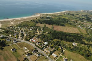 Camping La Grande Plage - Vogelperspektive auf den Campingplatz mit Blick auf das Meer