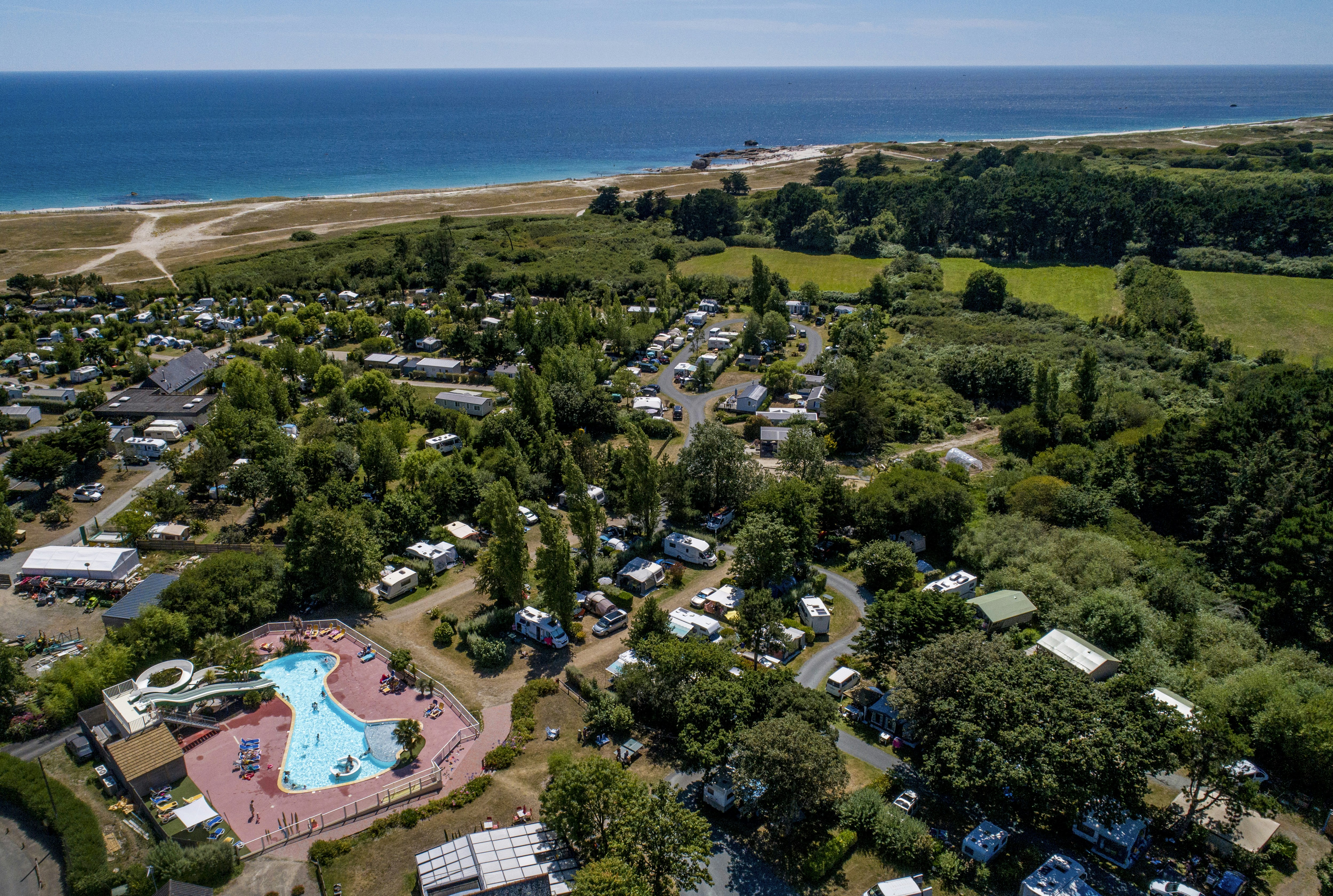 Flower Camping La Grande Plage  - Luftaufnahme des Campingplatzes mit Meer im Hintergrund