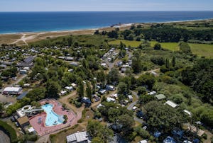 Flower Camping La Grande Plage - Luftaufnahme des Campingplatzes mit Meer im Hintergrund