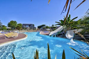 Flower Camping La Grande Plage - Pool im Freien mit Liegestühlen und Rutschen