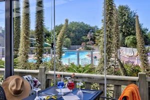 Flower Camping La Grande Plage - Terrasse des Restaurants mit Blick auf das Freibad