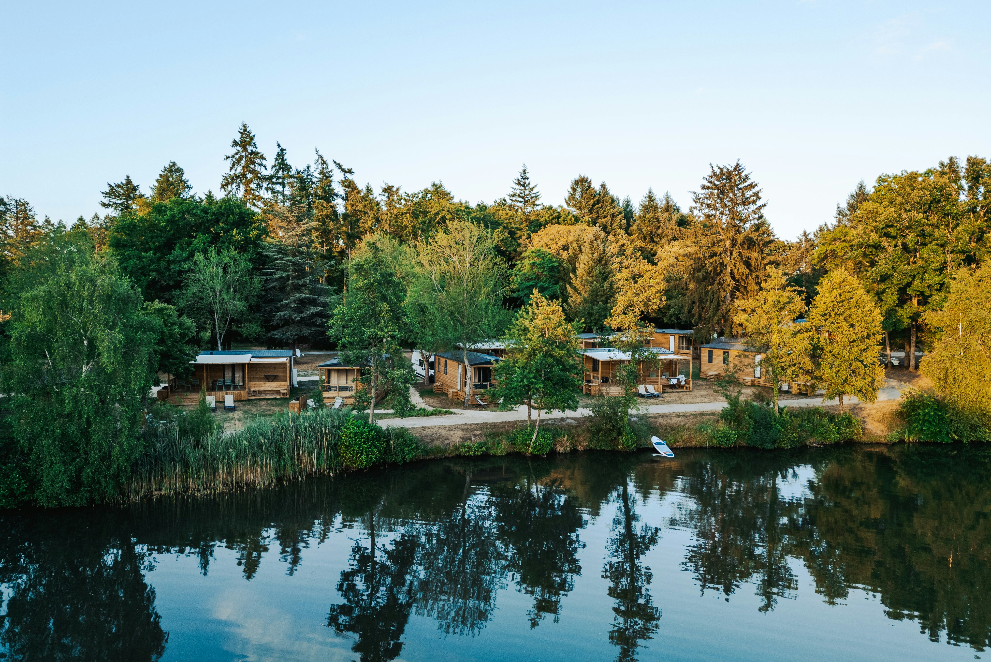 Camping La Grande Sologne - Blick auf die Mietunterkünfte am Ufer des Sees