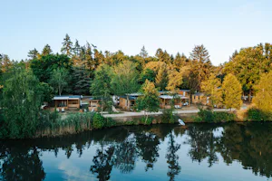 Camping La Grande Sologne - Blick auf die Mietunterkünfte am Ufer des Sees