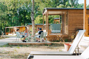 Camping La Grande Sologne - Familie frühstückt auf der Terrasse ihrer Mietunterkunft