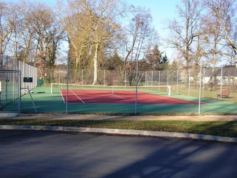 Camping l’Etang de Sologne  Camping La Grande Sologne - Tennisplatz auf dem Campingplatz