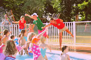 Camping La Grande Tortue - Kinderanimation am Pool vom Campingplatz