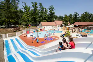 Camping La Grande Tortue - Gäste auf der Wasserrutsche im Poolbereich vom Campingplatz