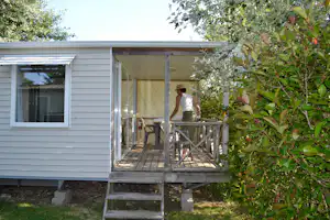 Camping La Grande Vallée - Mobilheim mit Veranda auf dem Campingplatz