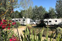 Camping La Grande Vallée - Wohnmobil- und  Wohnwagenstellplätze im Grünen auf dem Campingplatz