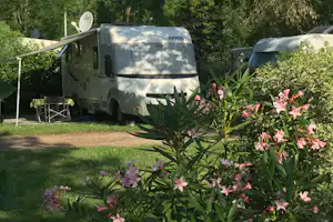 Camping La Grande Vallée - Wohnmobilstellplätze im Schatten der Bäume