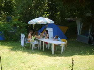 Camping La Grande Veyière - Camper sitzen vor ihrem Zelt