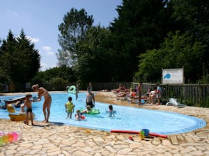 Camping La Grande Veyière - Pool im Freien auf dem Campingplatz