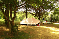 Camping La Grande Veyière - Zelt auf dem Wohnwagen- und Zeltstellplatz vom Campingplatz unter Bäumen