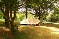 Camping La Grande Veyière - Zelt auf dem Wohnwagen- und Zeltstellplatz vom Campingplatz unter Bäumen