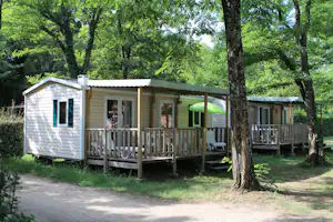 Camping La Grand'Terre - Mobilheime vom Campingplatz zwischen Bäumen