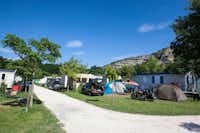 Camping La Grand'Terre  - Blick auf den Wohnwagen- und Zeltstellplatz vom Campingplatz auf grüner Wiese