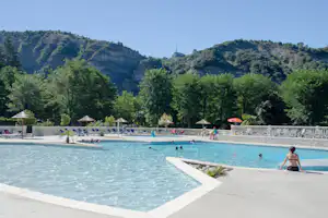 Camping La Grand'Terre - Blick vom Pool auf dem Campingplatz auf die Berge