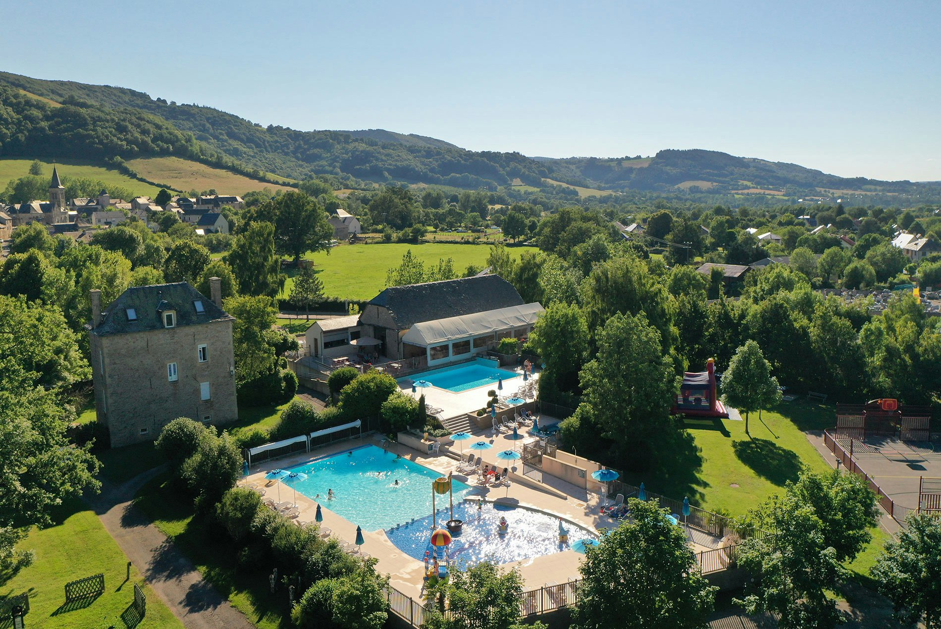 Yelloh! Village La Grange de Monteillac  - Campingplatz mit Freibad aus der Vogelperspektive