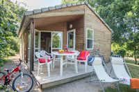 Yelloh! Village La Grange de Monteillac  - Fahrrad und Liegestühlen am Mobilheim vom Campingplatz mit Veranda