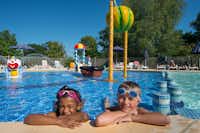 Yelloh! Village La Grange de Monteillac  - Kinder im Kinderbecken vom Pool auf dem Campingplatz