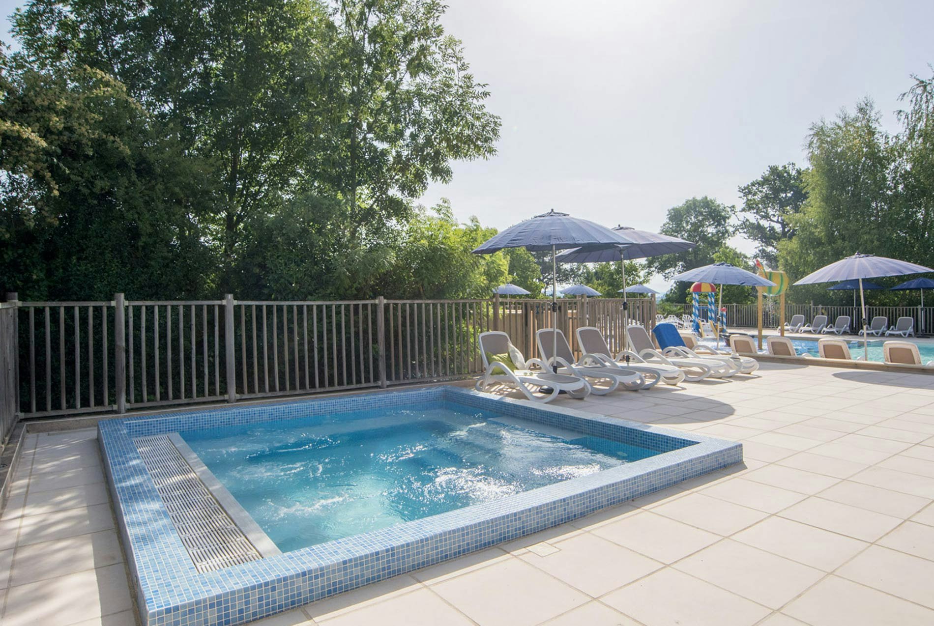 Yelloh! Village La Grange de Monteillac  - Pool im Freien mit Liegestühlen und Sonnenschirmen