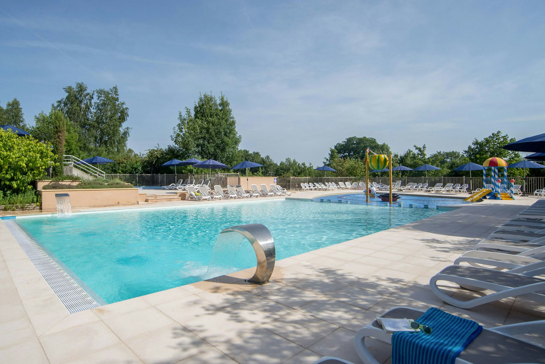 Yelloh! Village La Grange de Monteillac  - Pool im Freien mit Liegestühlen und Sonnenschirmen