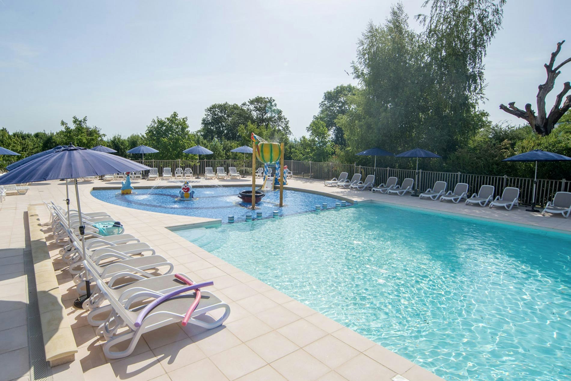 Yelloh! Village La Grange de Monteillac  - Pool im Freien mit Liegestühlen und Sonnenschirmen