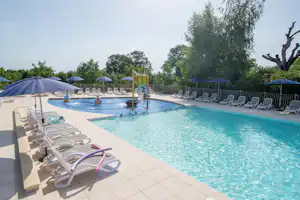 Yelloh! Village La Grange de Monteillac - Pool im Freien mit Liegestühlen und Sonnenschirmen