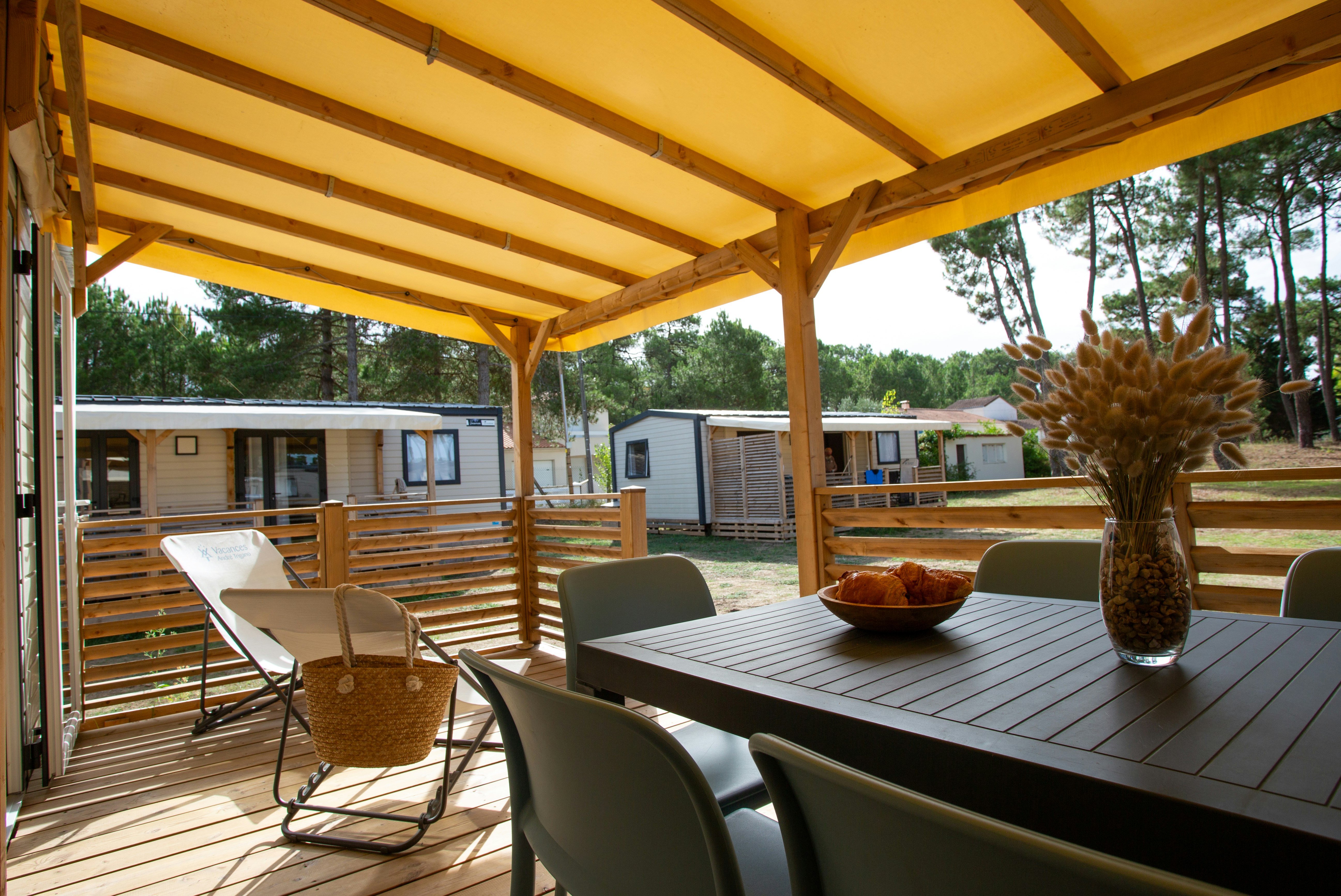 Camping La Grière  - Mobilheim mit Terrasse auf dem Campingplatz