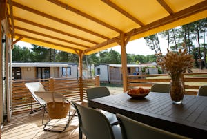 Camping La Grière - Mobilheim mit Terrasse auf dem Campingplatz