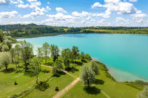 Camping La Grisière et Europe Vacances - Luftaufnahme des Campingplatzes am See