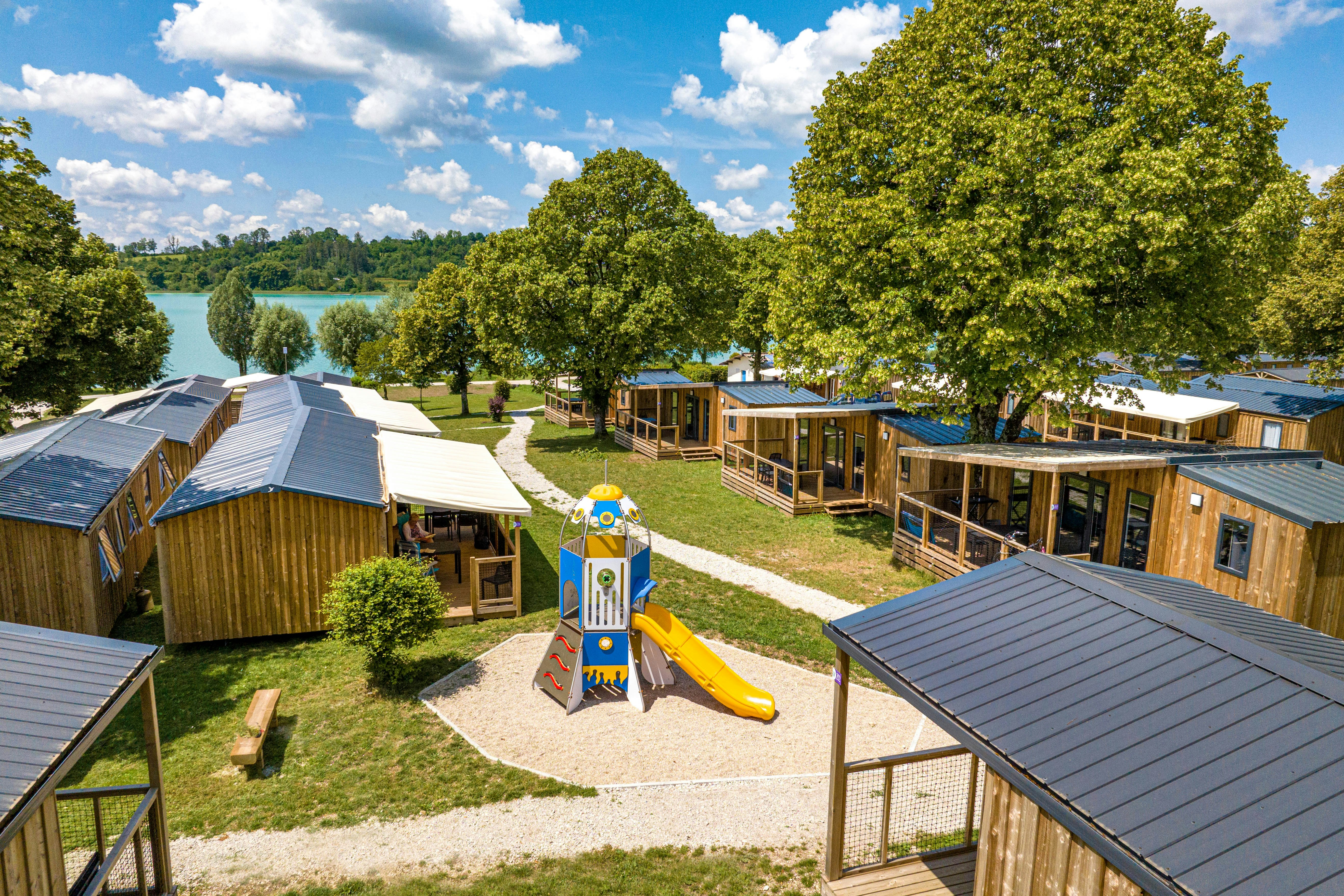 Camping La Grisière et Europe Vacances - Kleiner Kinderspielplatz zwischen den Mobilheimen