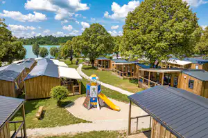 Camping La Grisière et Europe Vacances - Kleiner Kinderspielplatz zwischen den Mobilheimen
