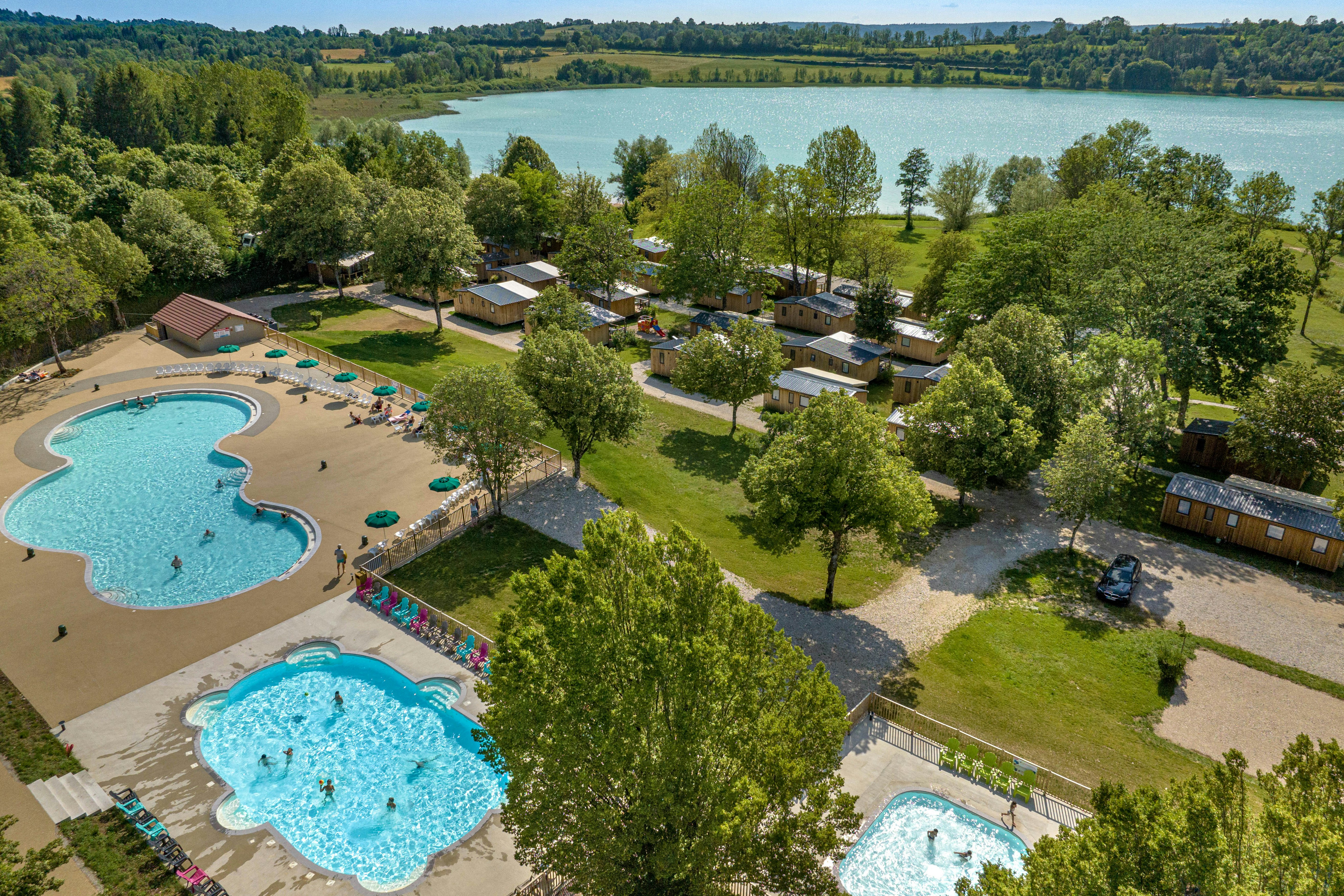 Camping La Grisière et Europe Vacances - Luftaufnahme des Campingplatzes mit Freibad