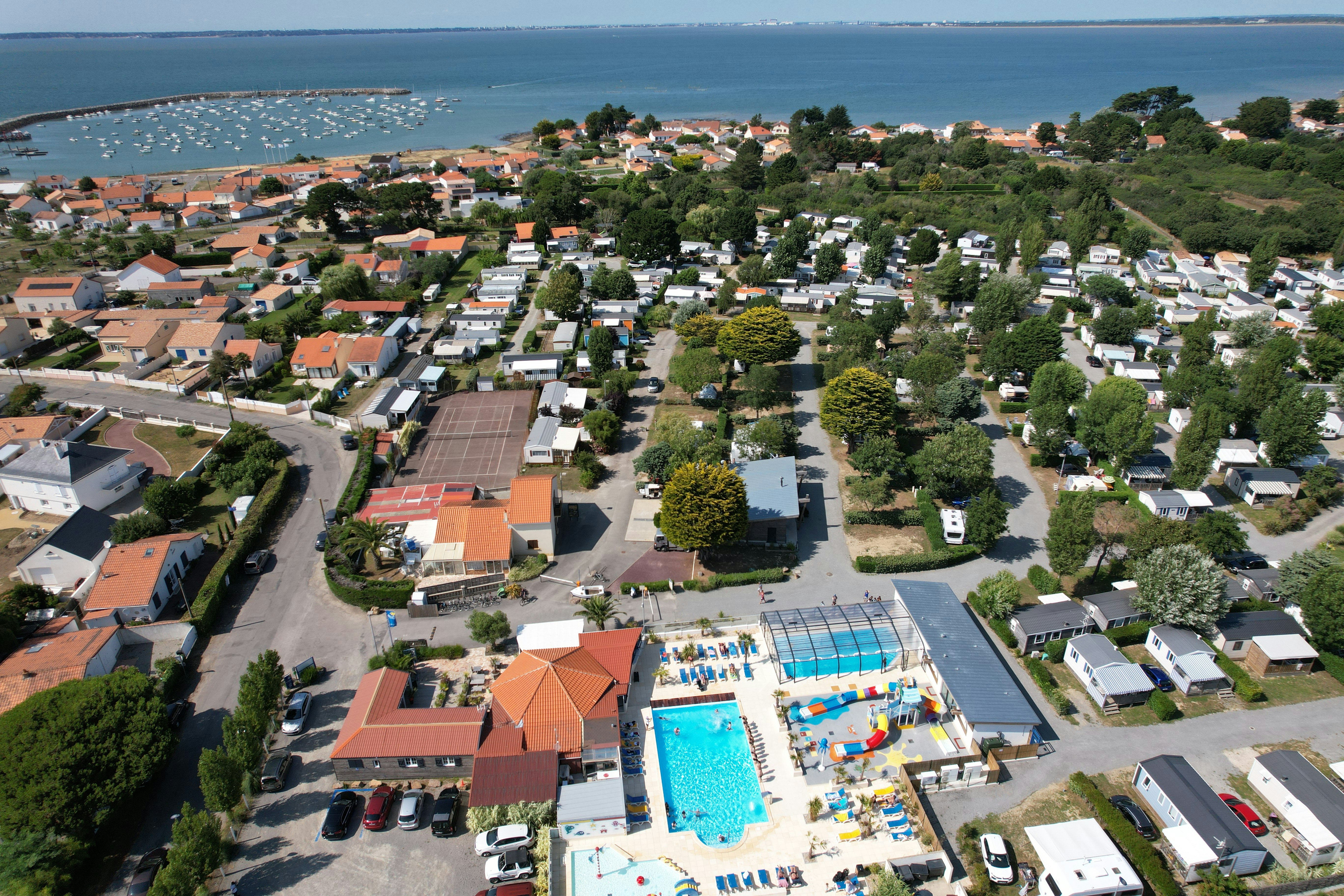 Camping La Guichardière  - Luftaufnahme des Campingplatzes mit Freibad und Meer im Hintergrund