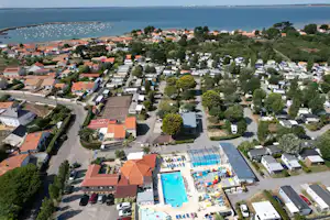 Camping La Guichardière - Luftaufnahme des Campingplatzes mit Freibad und Meer im Hintergrund