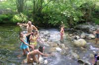 Camping La Isla - Picos de Europa - Gäste baden im Fluss in der Nähe des Campingplatzes