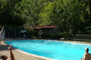 Camping La Isla - Picos de Europa - Gäste liegen am Pool in der Sonne mit Liegestühlen auf dem Campingplatz