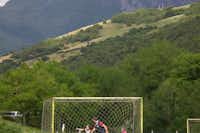 Camping La Isla - Picos de Europa - Gäste spielen auf dem Fußballplatz  mit Blick auf die Berge