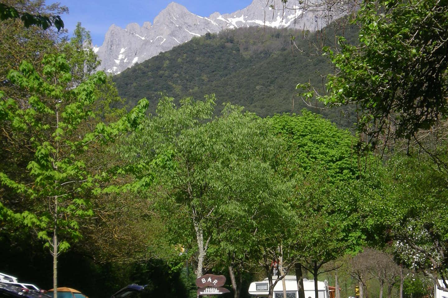 Camping La Isla - Picos de Europa - Mobilheim und Zelten auf dem Campingplatz mit Blick auf die Berge