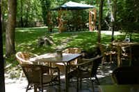 Camping La Isla - Picos de Europa - Restaurant Terrasse  im Schatten der Bäume auf dem Campingplatz