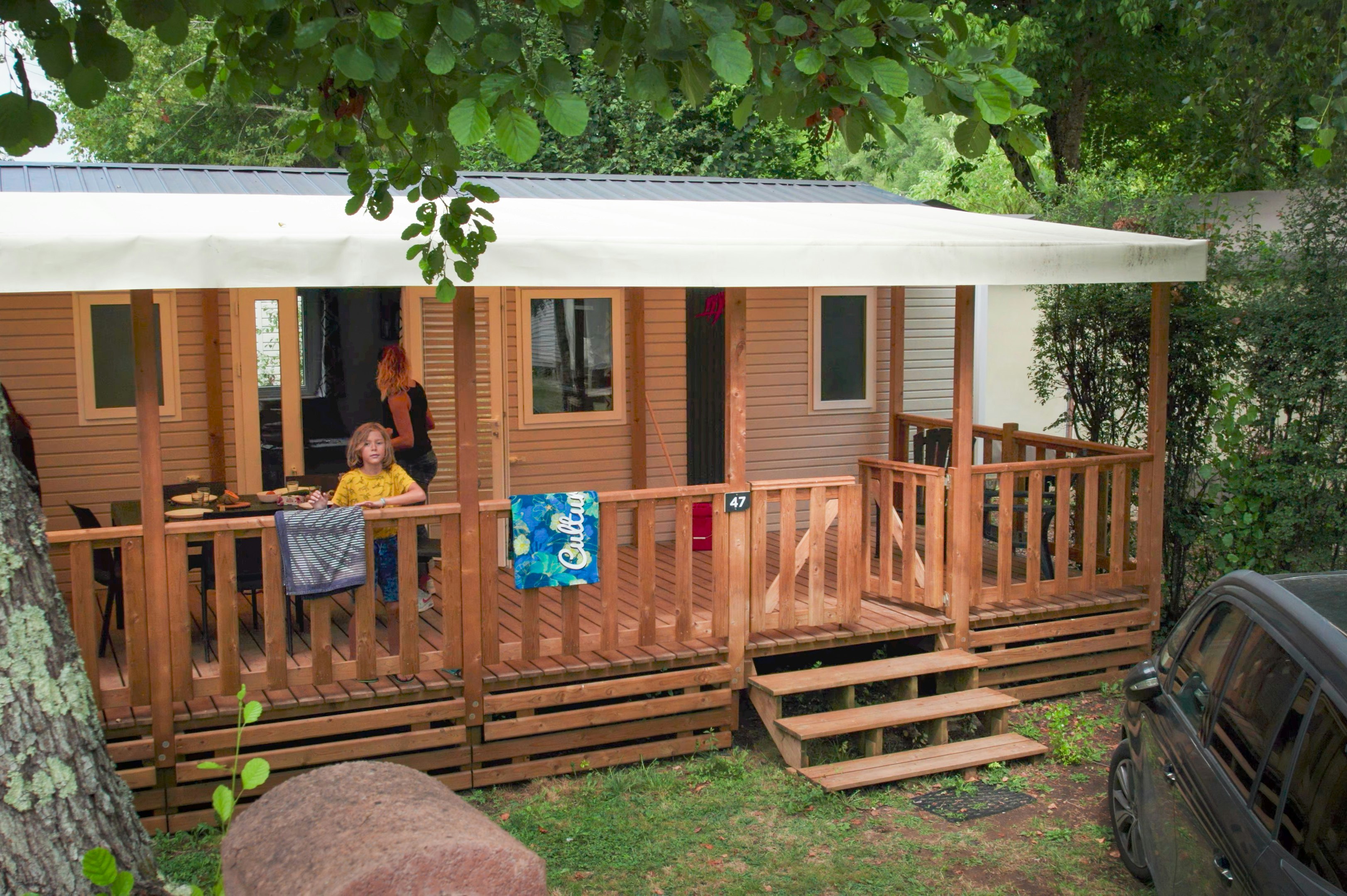 Camping la Lenotte  - Mobilheim mit Terrasse auf dem Campingplatz